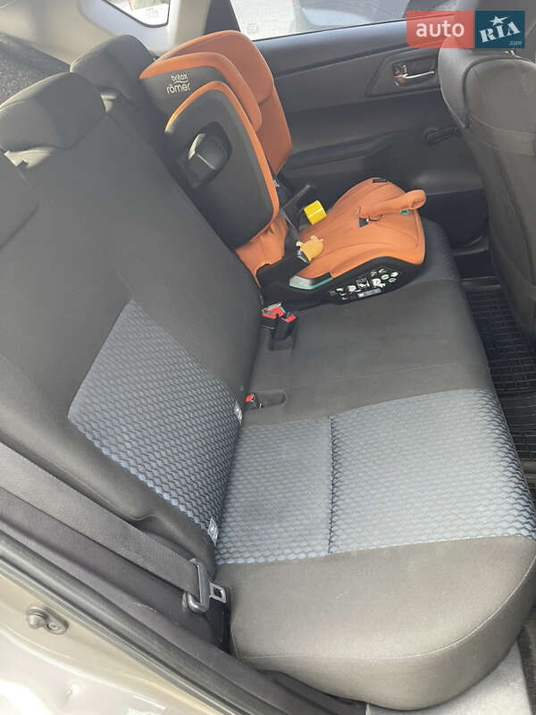 Хэтчбек Toyota Auris 2013 в Полтаве