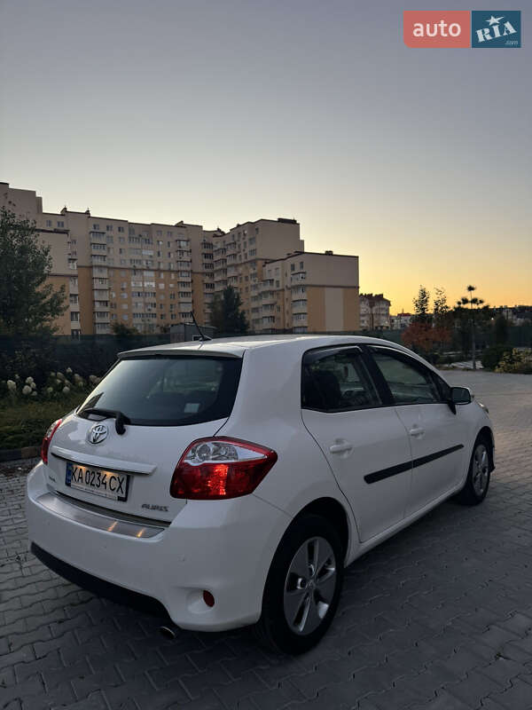 Хэтчбек Toyota Auris 2011 в Киеве