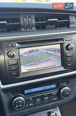 Хэтчбек Toyota Auris 2014 в 