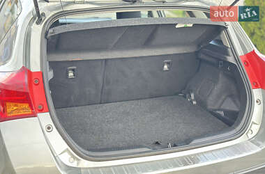 Хэтчбек Toyota Auris 2014 в 