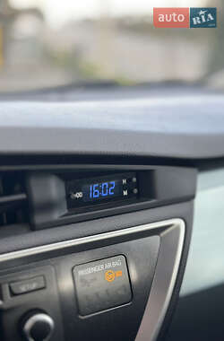 Хэтчбек Toyota Auris 2014 в 