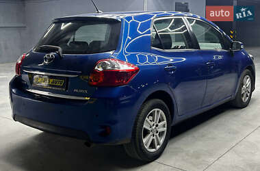 Хетчбек Toyota Auris 2011 в 