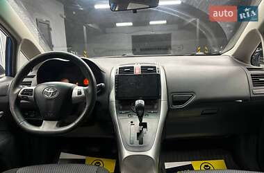 Хетчбек Toyota Auris 2011 в 