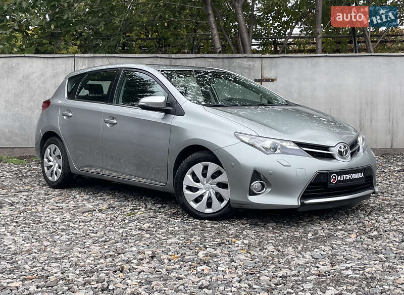 Хэтчбек Toyota Auris 2012 в Киеве