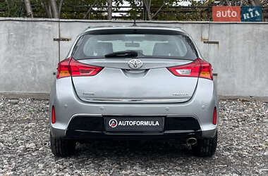 Хэтчбек Toyota Auris 2012 в 