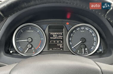 Хэтчбек Toyota Auris 2012 в 