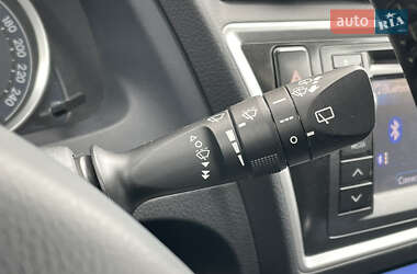 Хэтчбек Toyota Auris 2012 в 