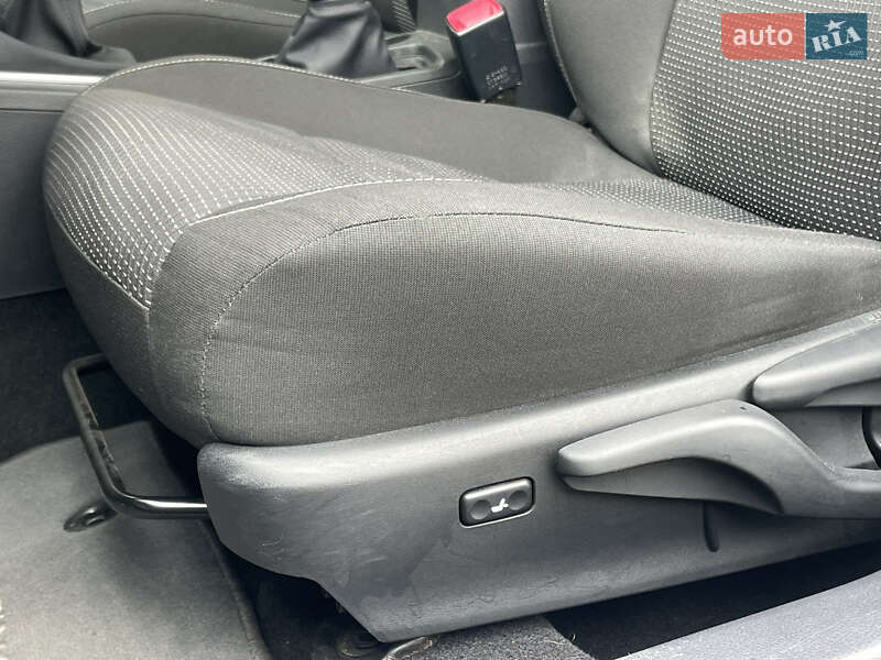 Хэтчбек Toyota Auris 2012 в Киеве
