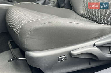 Хэтчбек Toyota Auris 2012 в 