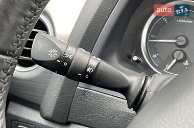 Хэтчбек Toyota Auris 2012 в 