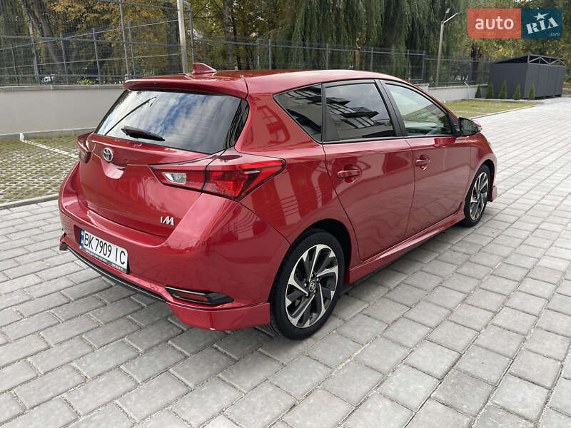 Хэтчбек Toyota Auris 2015 в Ровно