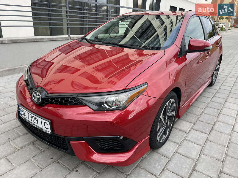 Хэтчбек Toyota Auris 2015 в Ровно