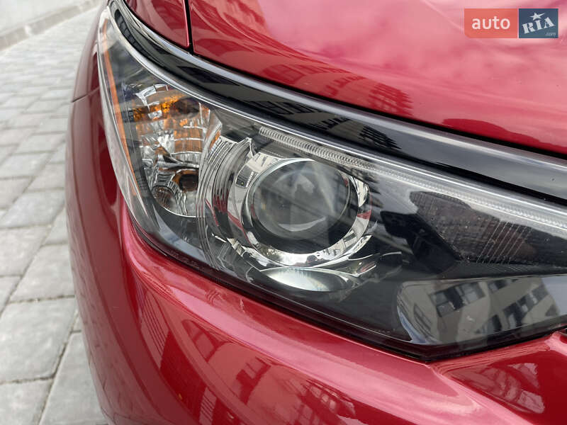 Хэтчбек Toyota Auris 2015 в Ровно