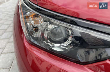Хэтчбек Toyota Auris 2015 в 