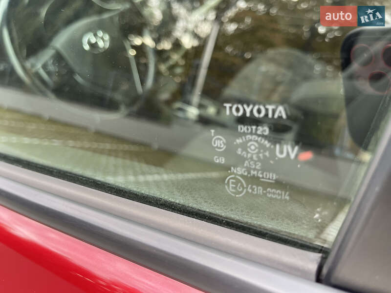 Хэтчбек Toyota Auris 2015 в Ровно