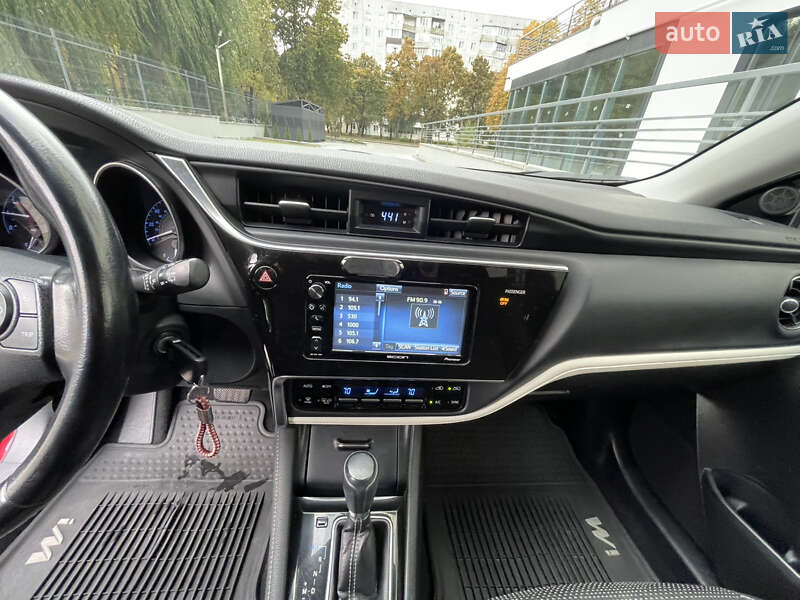 Хэтчбек Toyota Auris 2015 в Ровно