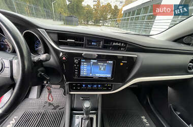 Хэтчбек Toyota Auris 2015 в 