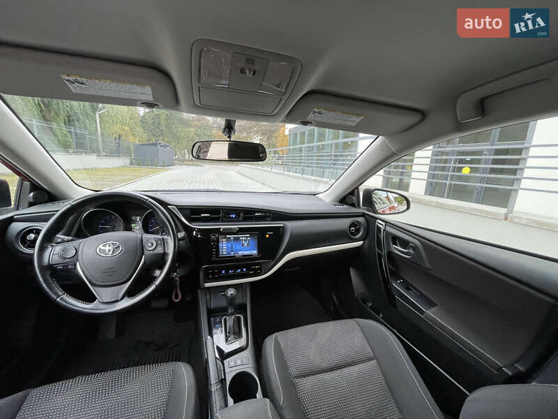 Хэтчбек Toyota Auris 2015 в Ровно