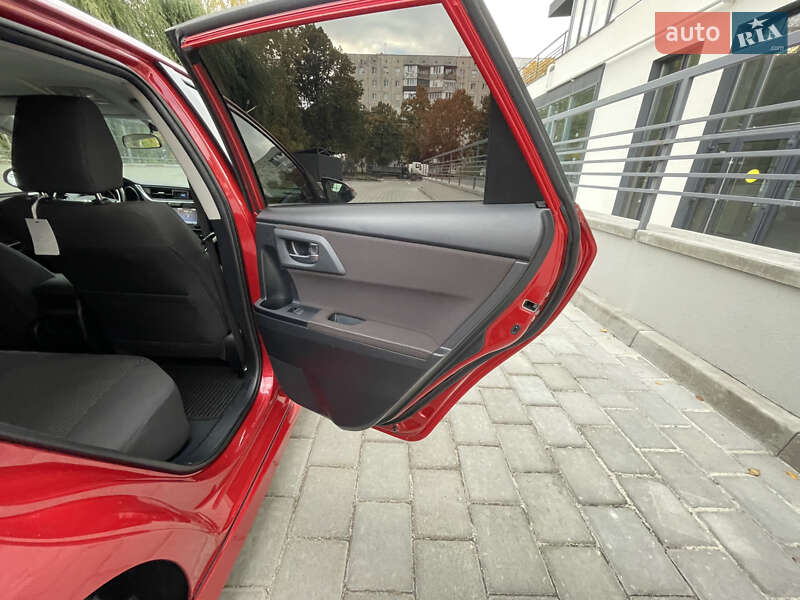 Хэтчбек Toyota Auris 2015 в Ровно