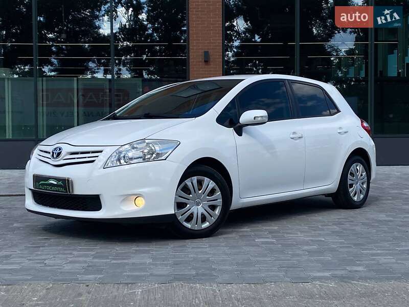 Хэтчбек Toyota Auris 2011 в 