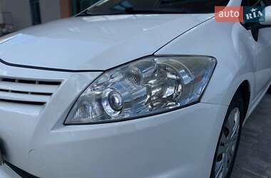 Хэтчбек Toyota Auris 2011 в 