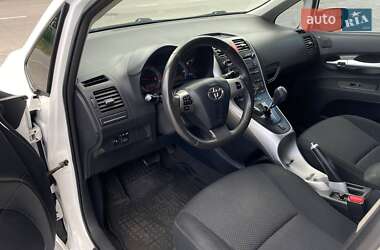 Хэтчбек Toyota Auris 2011 в 