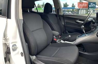 Хэтчбек Toyota Auris 2011 в 