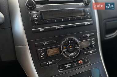 Хэтчбек Toyota Auris 2011 в 