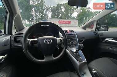Хэтчбек Toyota Auris 2011 в 