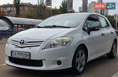 Хэтчбек Toyota Auris 2011 в 