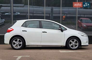 Хэтчбек Toyota Auris 2011 в 