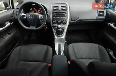 Хэтчбек Toyota Auris 2011 в 
