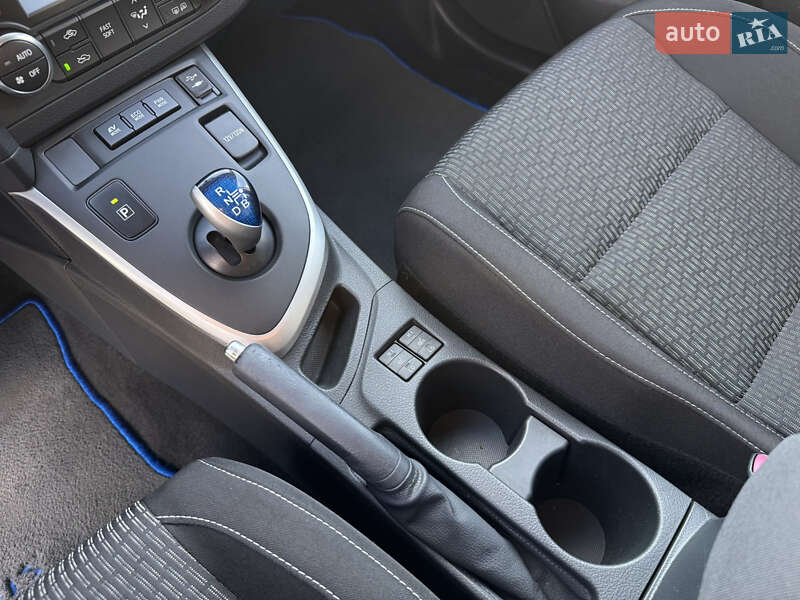 Хэтчбек Toyota Auris 2014 в Луцке