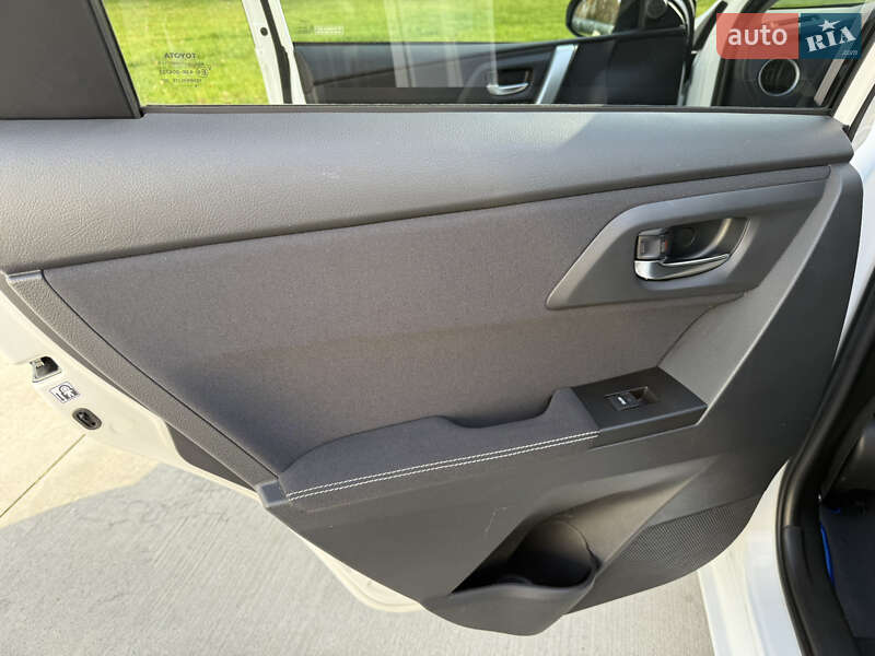 Хэтчбек Toyota Auris 2014 в Луцке