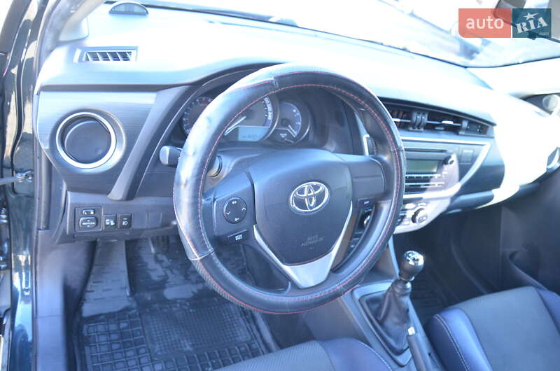 Хэтчбек Toyota Auris 2014 в Киеве