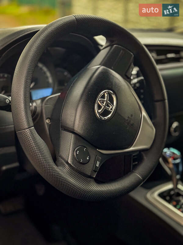 Хэтчбек Toyota Auris 2013 в Киеве