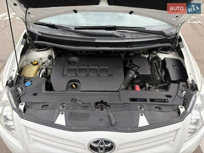 Хэтчбек Toyota Auris 2011 в Киеве