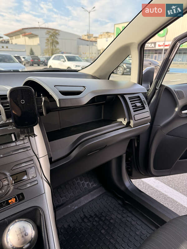 Хэтчбек Toyota Auris 2008 в Киеве