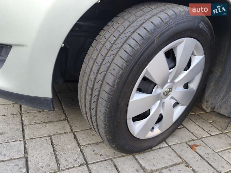 Хетчбек Toyota Auris 2007 в Дніпрі