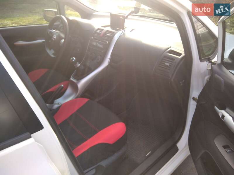 Хэтчбек Toyota Auris 2011 в Кропивницком