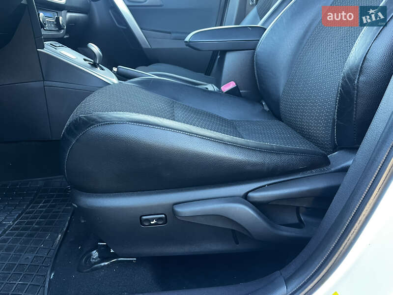 Хэтчбек Toyota Auris 2013 в Луцке