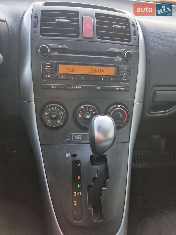 Хэтчбек Toyota Auris 2012 в Золочеве