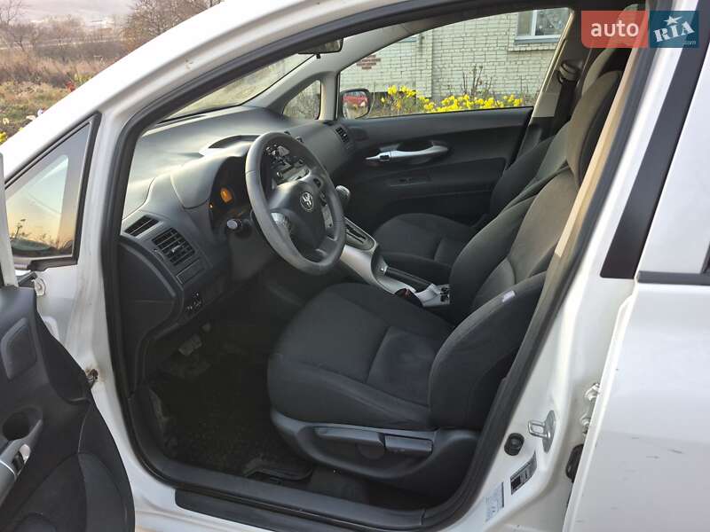 Хэтчбек Toyota Auris 2012 в Золочеве