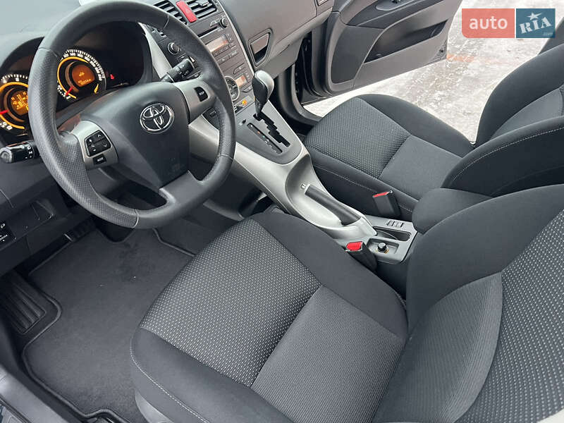Хэтчбек Toyota Auris 2011 в Виннице