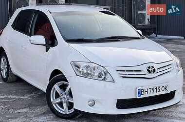 Хетчбек Toyota Auris 2010 в Кам'янському