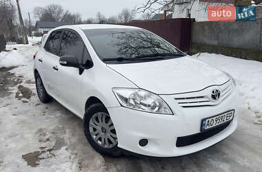 Хэтчбек Toyota Auris 2013 в Новой Ушице