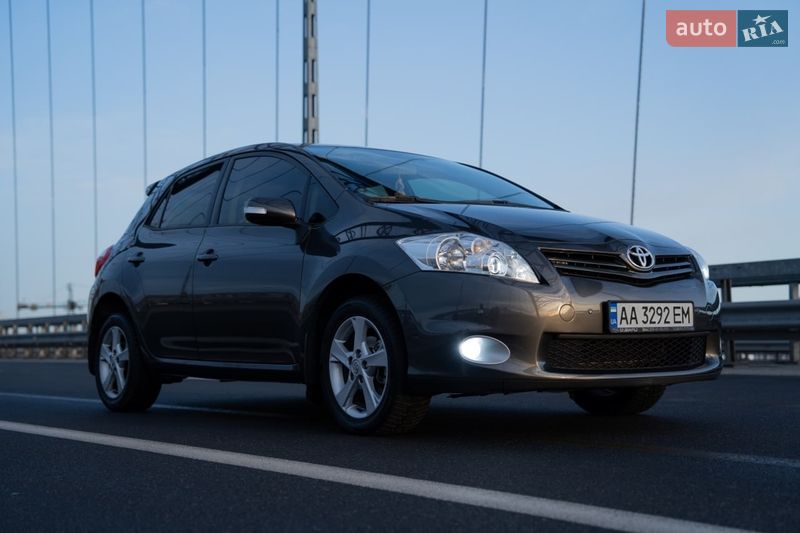 Хэтчбек Toyota Auris 2012 в Киеве