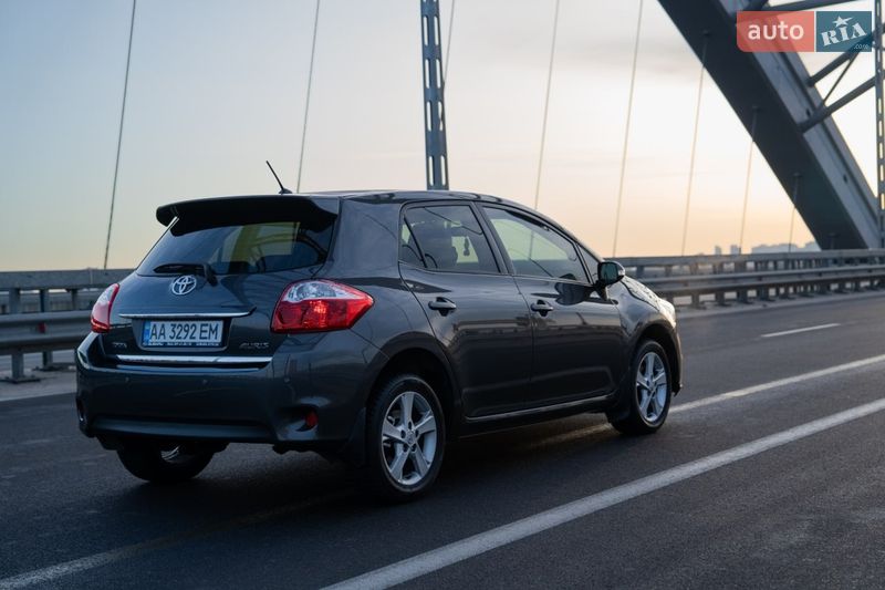 Хэтчбек Toyota Auris 2012 в Киеве
