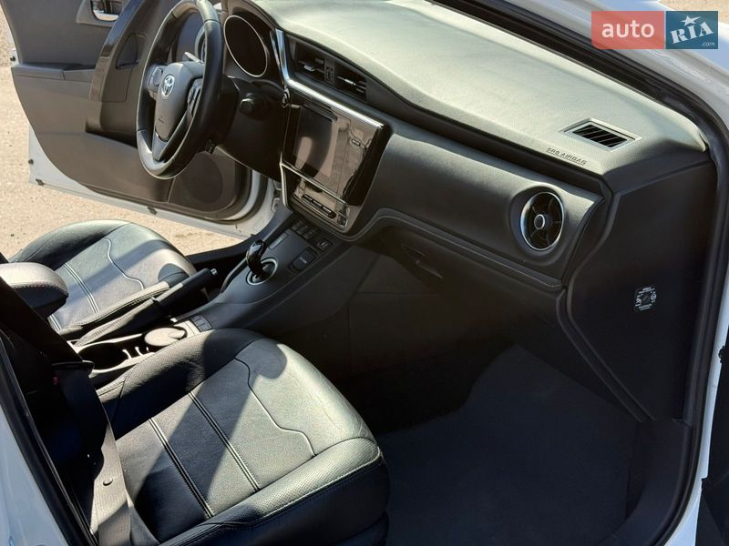 Хетчбек Toyota Auris 2016 в Ужгороді