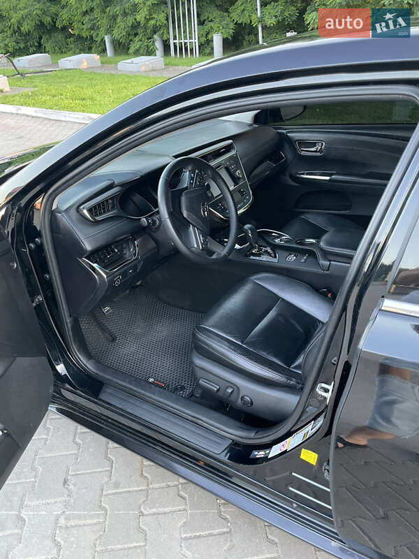 Седан Toyota Avalon 2016 в Дубно